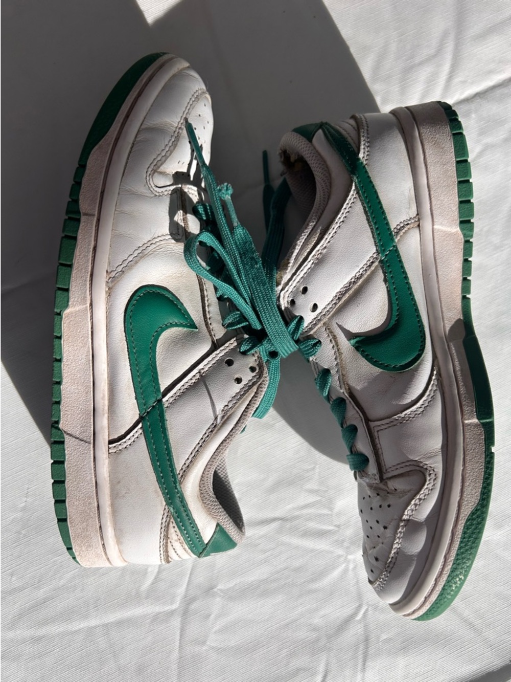 Nike White and Green Low-Top Sneakers 7.5